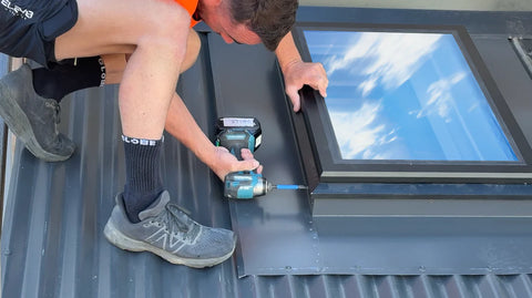 Installing roof window